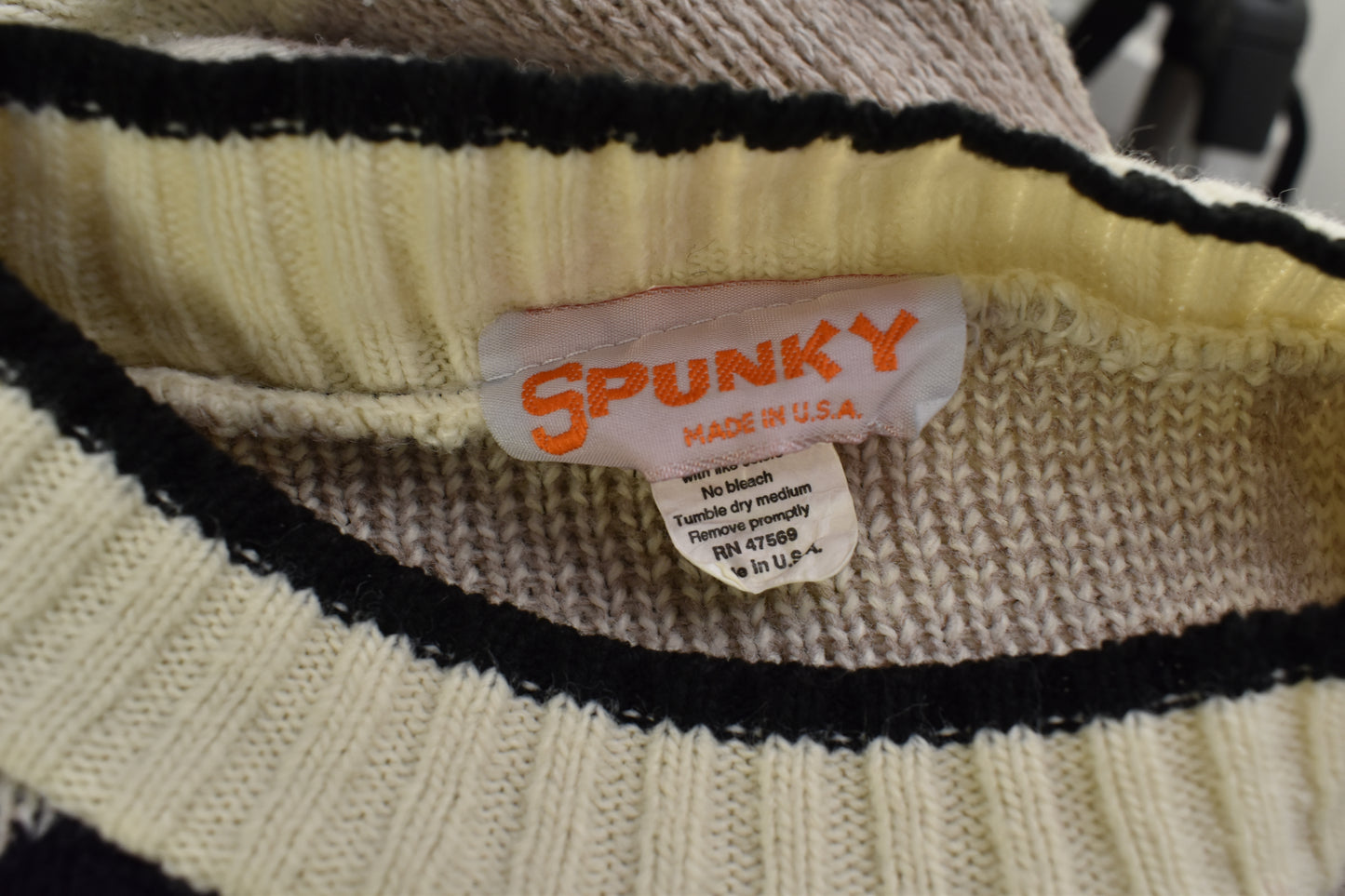 Women's vintage wool knitwear in graphic pattern Size Medium