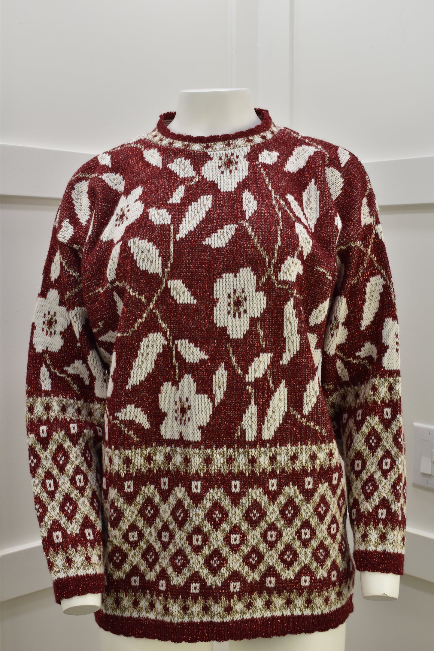 Women's festive vintage sweater in red and white floral print Size Medium