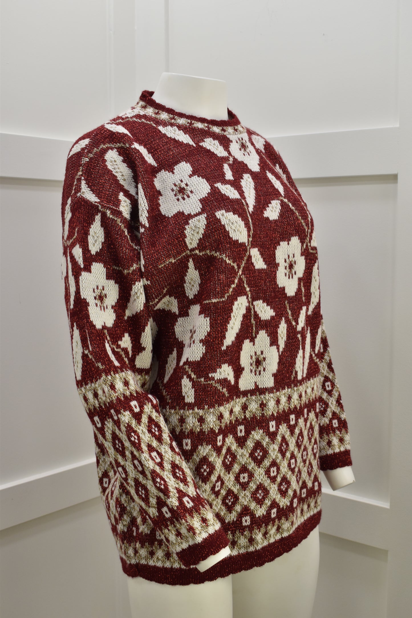 Women's festive vintage sweater in red and white floral print Size Medium