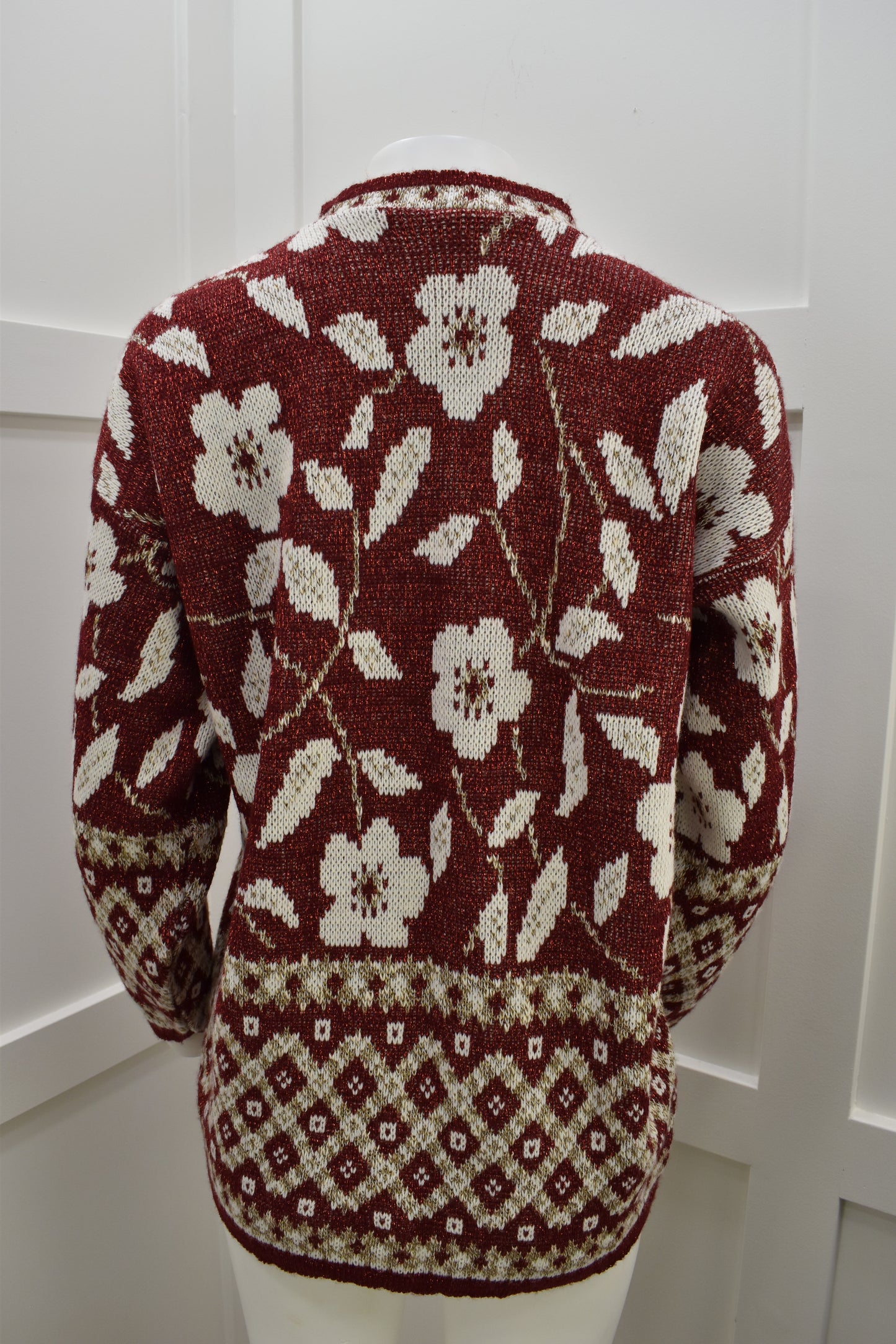 Women's festive vintage sweater in red and white floral print Size Medium