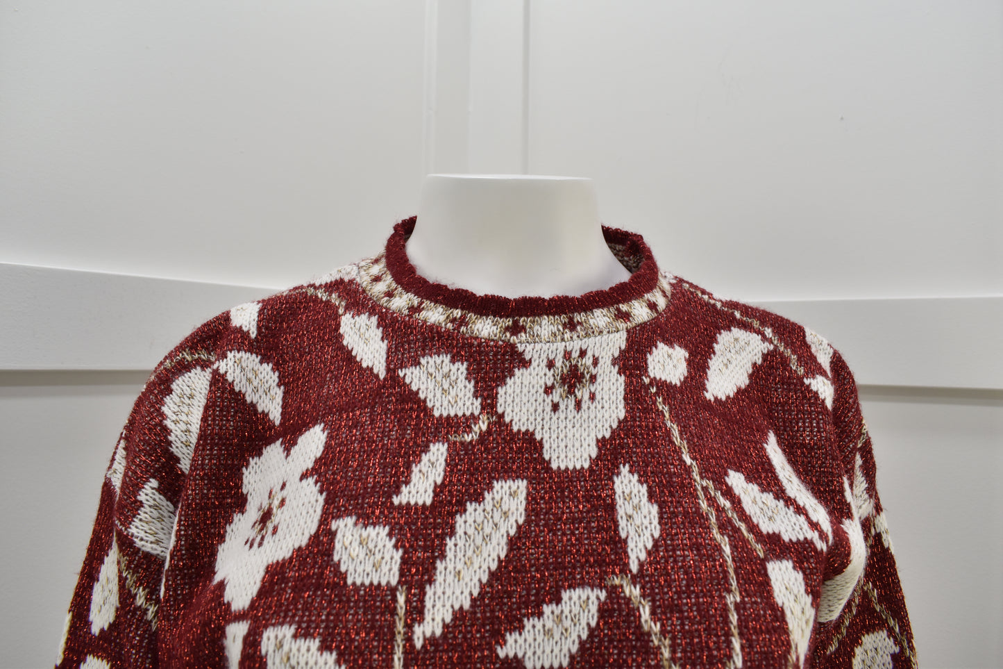 Women's festive vintage sweater in red and white floral print Size Medium