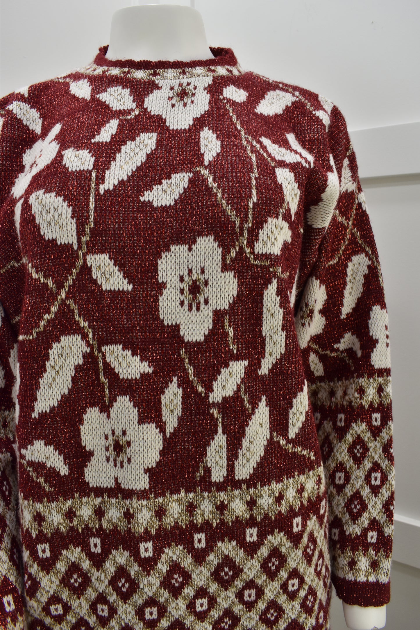 Women's festive vintage sweater in red and white floral print Size Medium