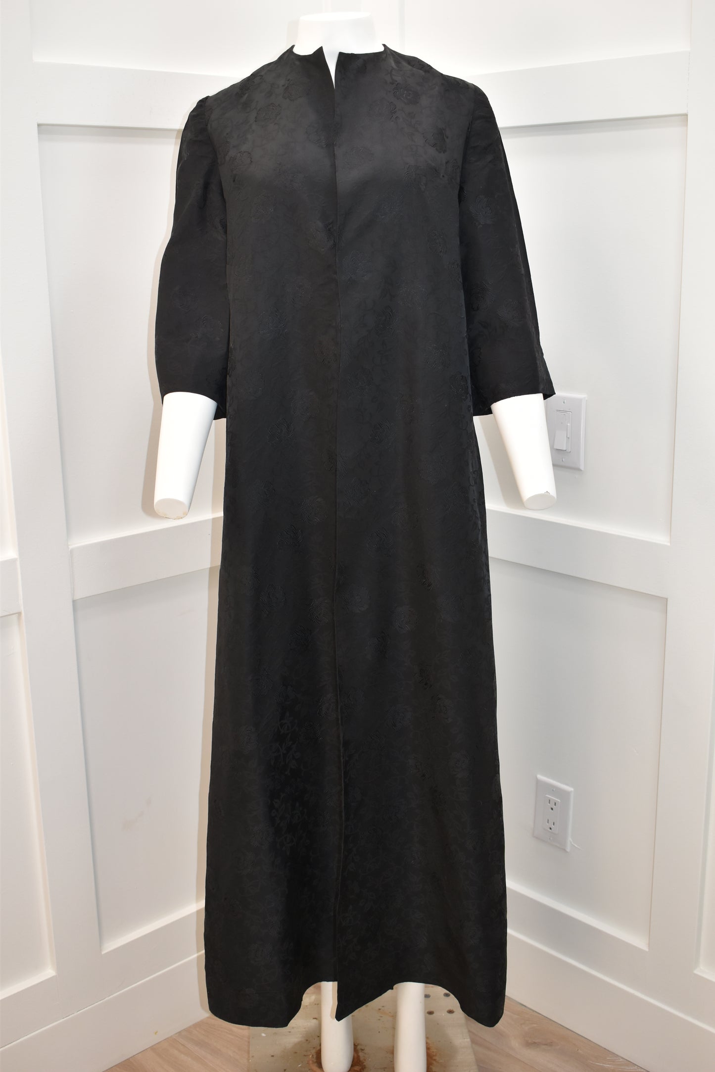 Women's vintage swing coat in rose brocade fabric with three-quarter sleeves