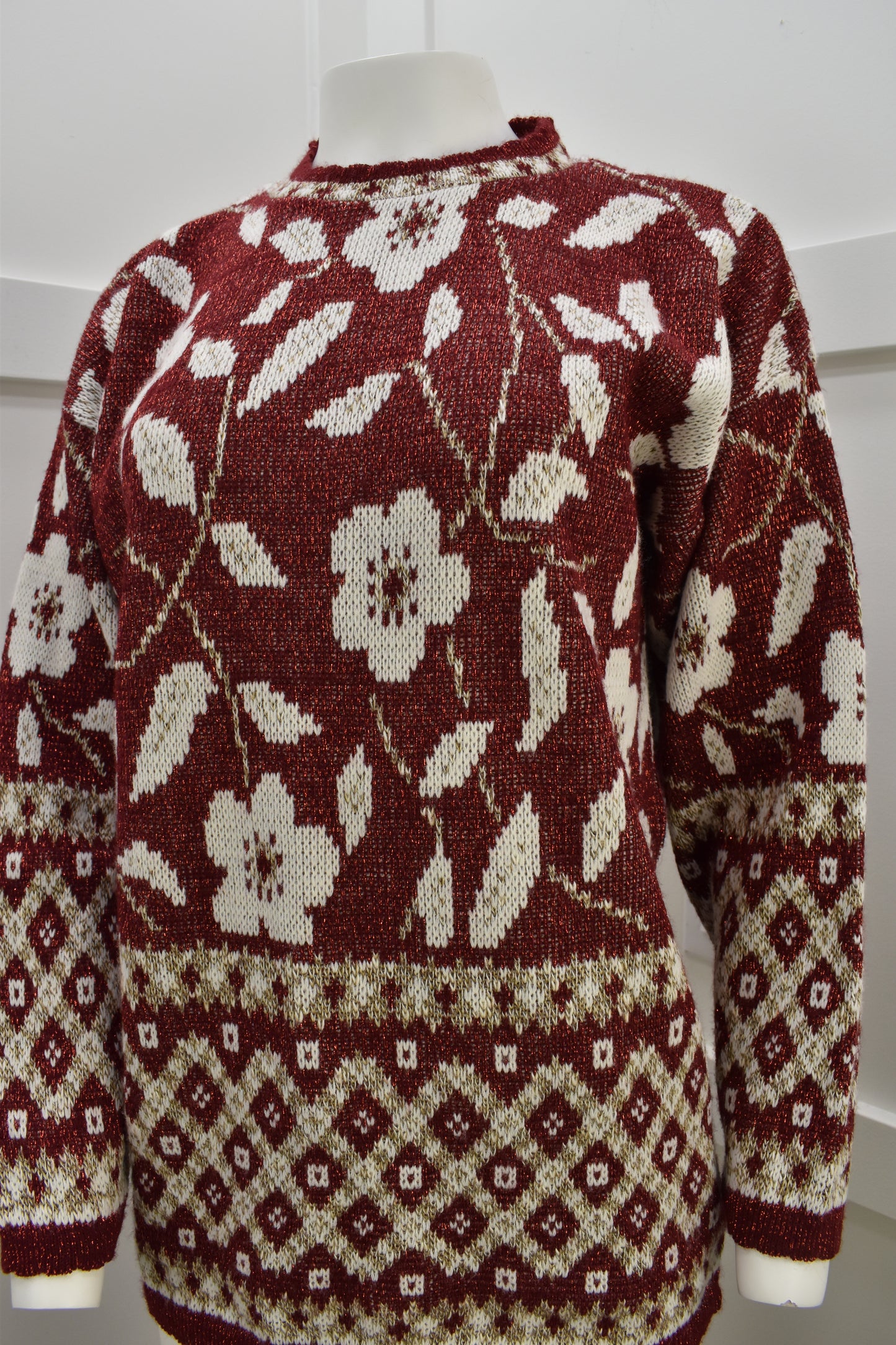 Women's festive vintage sweater in red and white floral print Size Medium