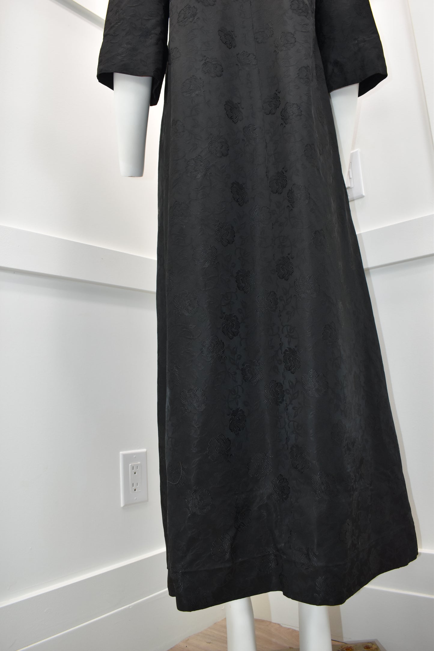 Women's vintage swing coat in rose brocade fabric with three-quarter sleeves