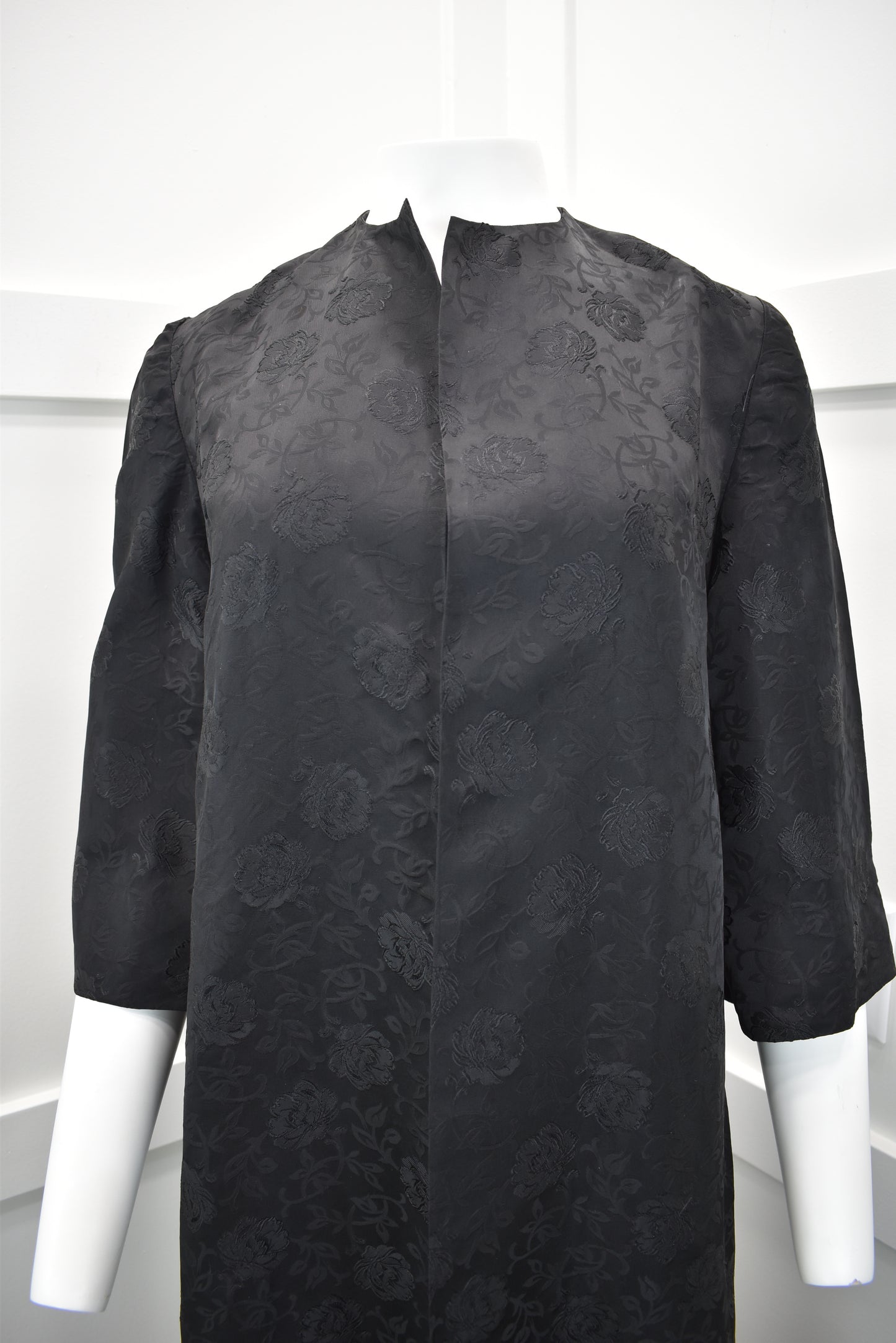 Women's vintage swing coat in rose brocade fabric with three-quarter sleeves