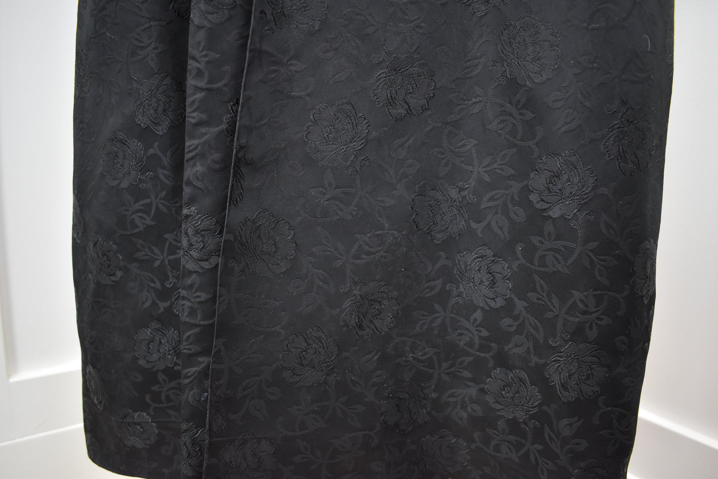 Women's vintage swing coat in rose brocade fabric with three-quarter sleeves