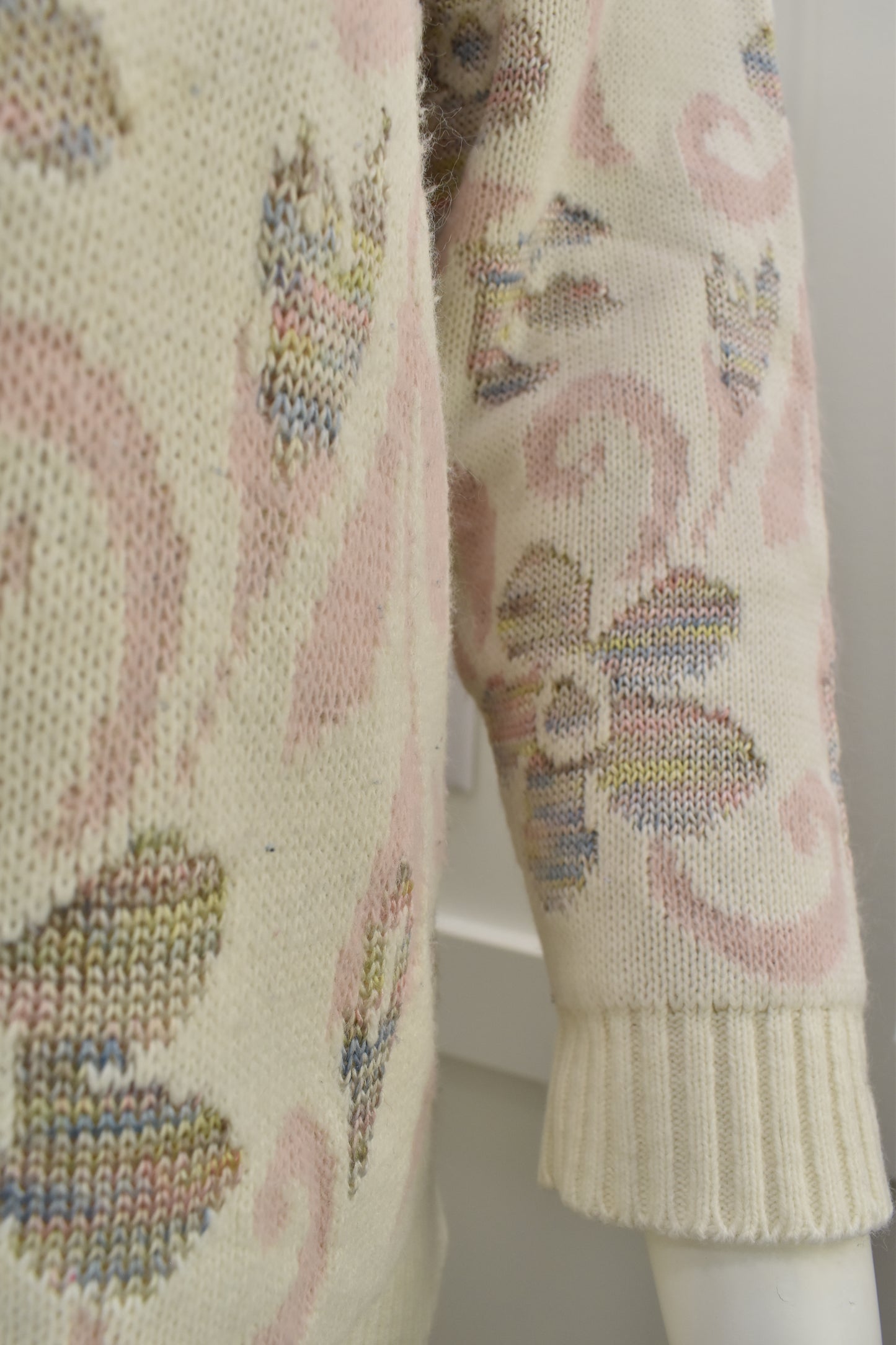 Women's vintage wool knitwear in floral retro print Size Medium